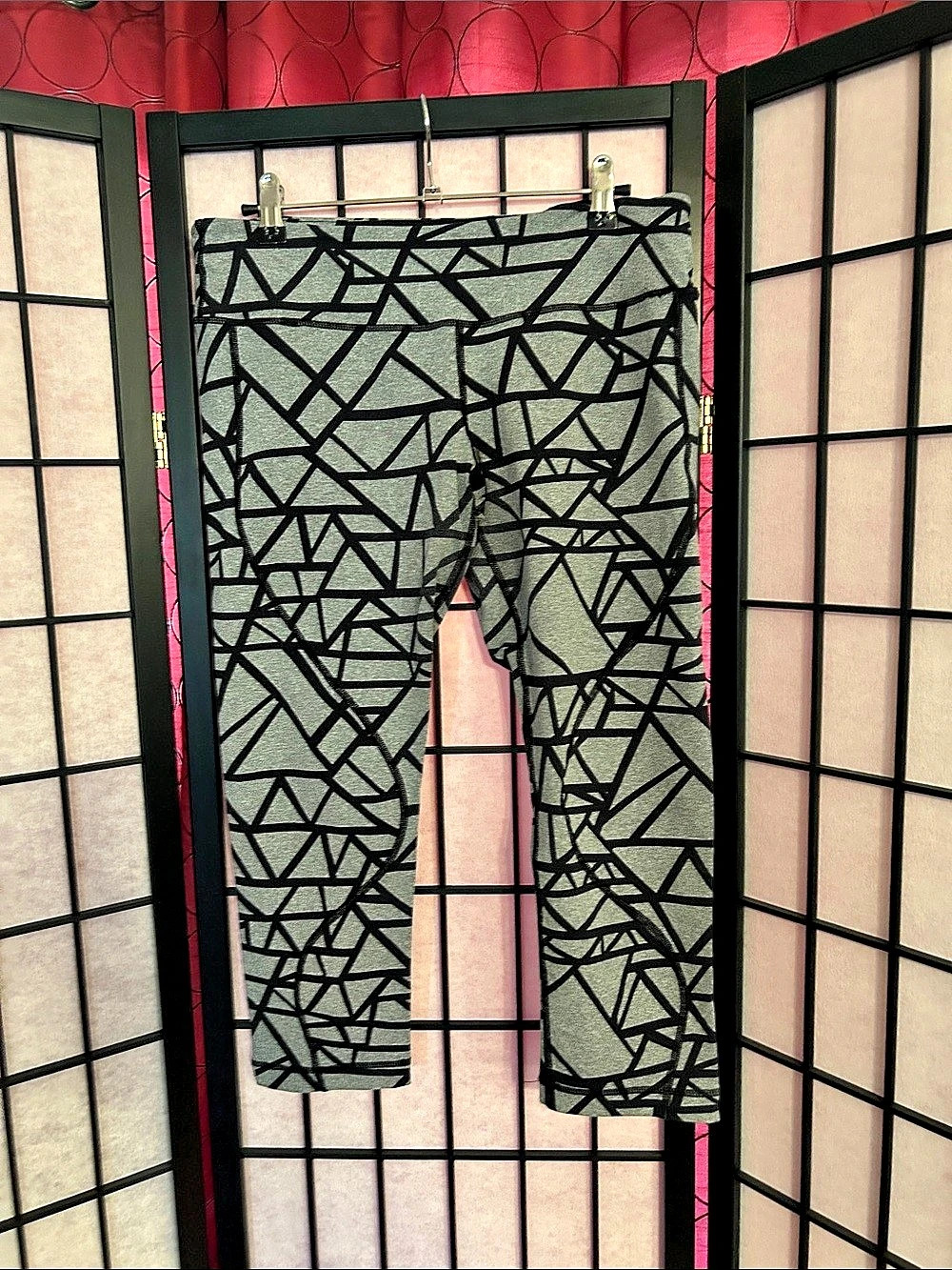 Vimmia Women's Geometric crop Leggings in Gray & Black